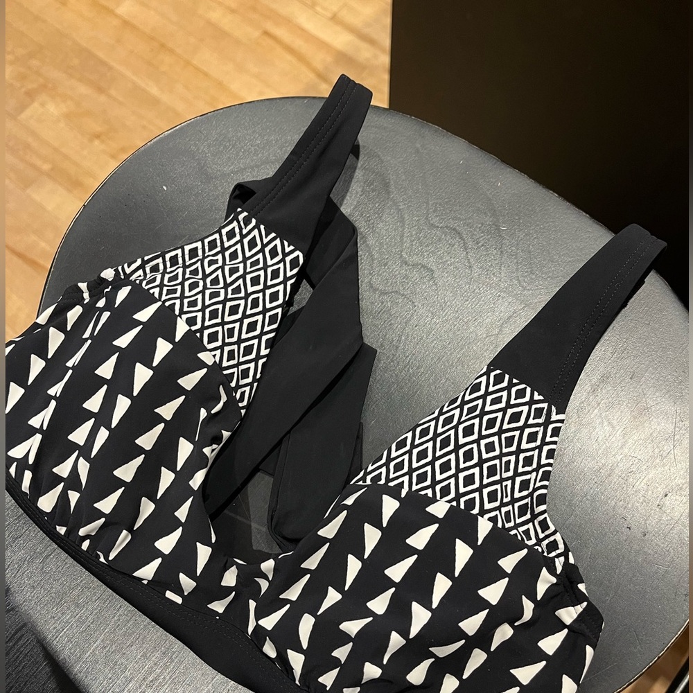 Black and white high-waisted bikini